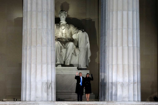 Tawa sumringah Trump ketika berdiri di depan patung Abraham Lincoln