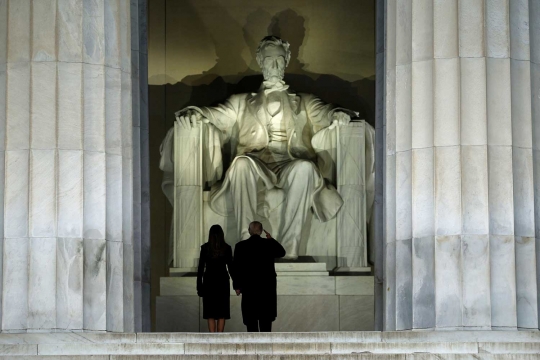 Tawa sumringah Trump ketika berdiri di depan patung Abraham Lincoln