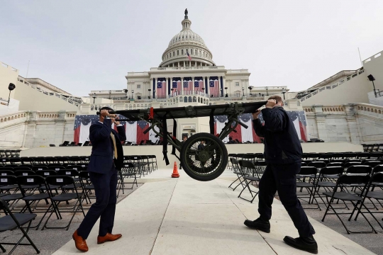 Intip persiapan & gladi resik jelang pelantikan Trump di U.S Capitol