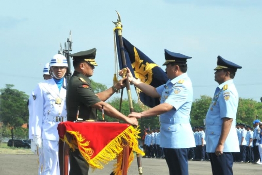 Naik Jeep, Panglima TNI Gatot Nurmantyo pimpin sertijab KASAU