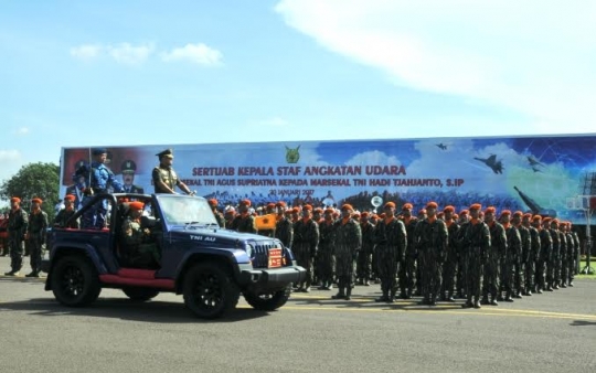 Naik Jeep, Panglima TNI Gatot Nurmantyo pimpin sertijab KASAU