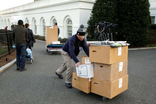 Barang milik Obama mulai dipindahkan, Gedung Putih mendadak sunyi