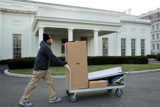 Barang milik Obama mulai dipindahkan, Gedung Putih mendadak sunyi