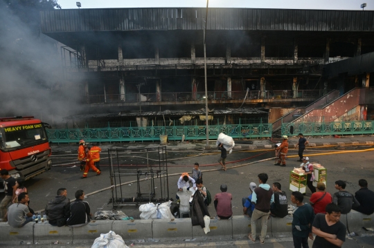 Kebakaran Pasar Senen jadi tontonan warga