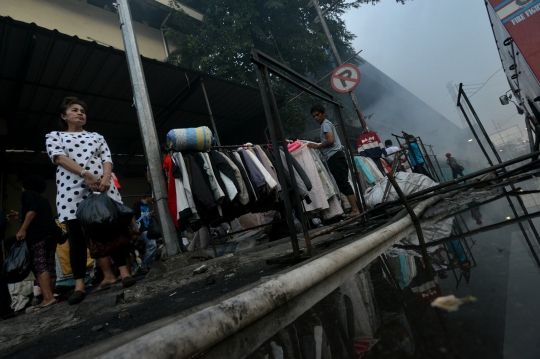 Kebakaran Pasar Senen jadi tontonan warga