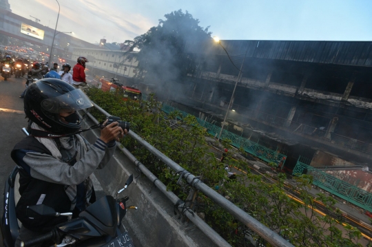 Kebakaran Pasar Senen jadi tontonan warga