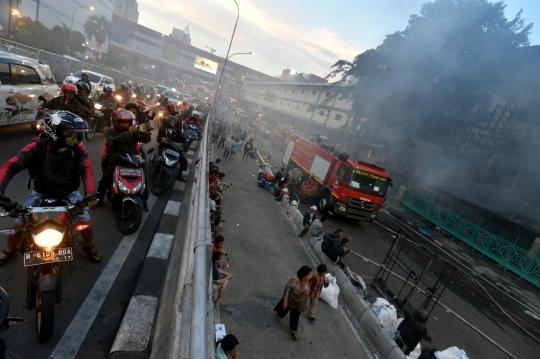 Kebakaran Pasar Senen jadi tontonan warga