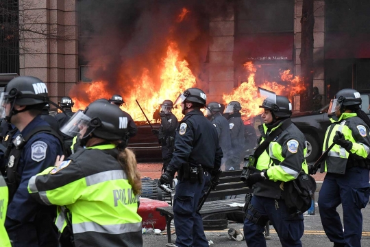 Limusin mewah dibakar massa saat pelantikan Donald Trump