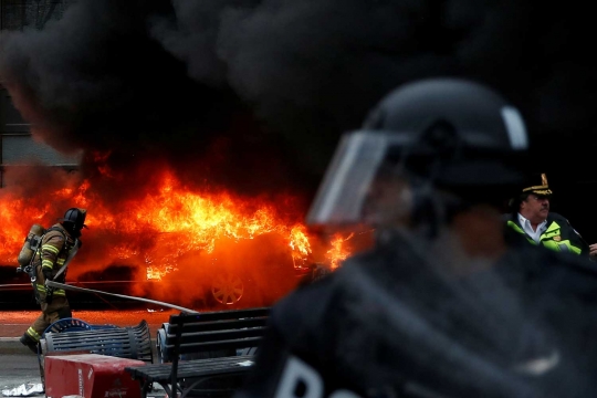 Limusin mewah dibakar massa saat pelantikan Donald Trump
