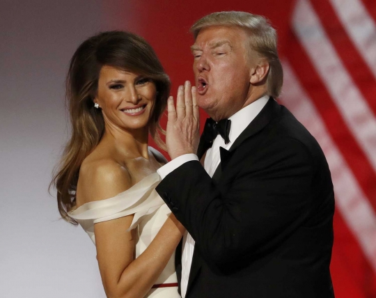 Kemesraan Donald Trump bersama istri usai pelantikan