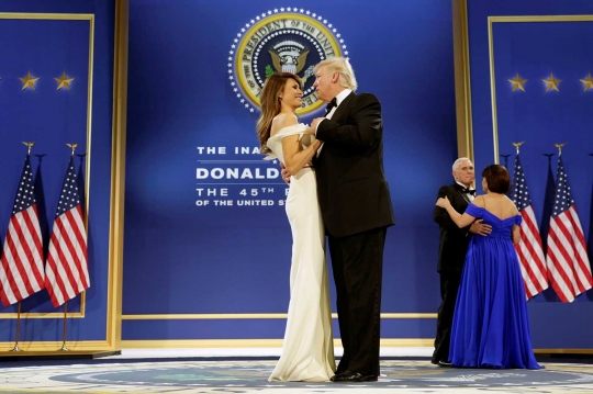Kemesraan Donald Trump bersama istri usai pelantikan