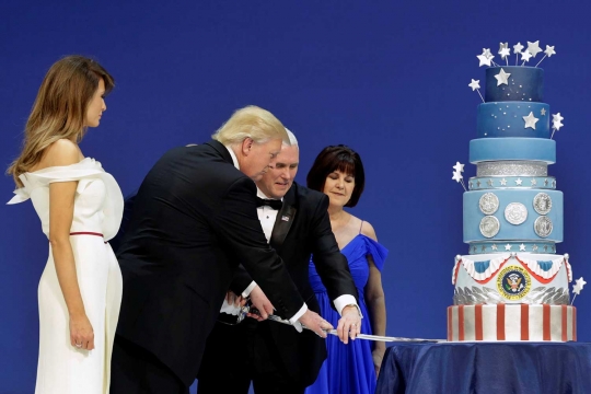 Kemesraan Donald Trump bersama istri usai pelantikan