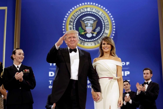 Kemesraan Donald Trump bersama istri usai pelantikan