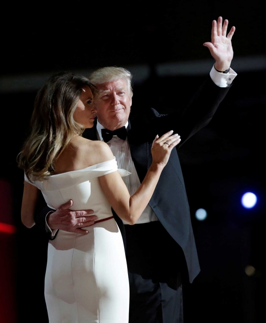 Kemesraan Donald Trump bersama istri usai pelantikan