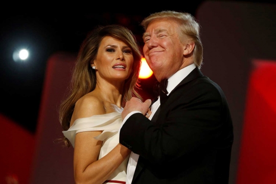 Kemesraan Donald Trump bersama istri usai pelantikan