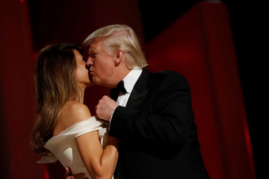 Kemesraan Donald Trump bersama istri usai pelantikan