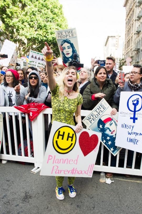 Aksi seleb cantik dan seksi ramaikan protes anti-Trump