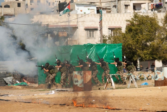 Aksi tentara Palestina serbu dan bakar pos militer Israel