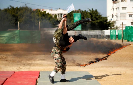 Aksi tentara Palestina serbu dan bakar pos militer Israel