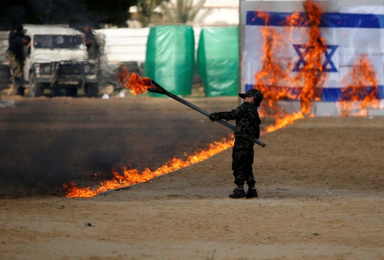 Aksi tentara Palestina serbu dan bakar pos militer Israel