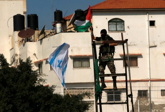 Aksi tentara Palestina serbu dan bakar pos militer Israel