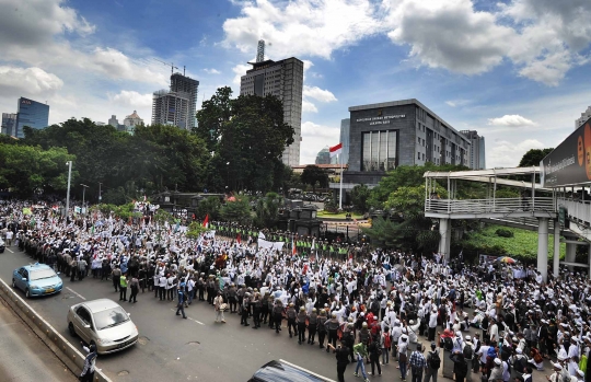 Lautan massa FPI kawal pemeriksaan Habib Rizieq di Polda Metro Jaya