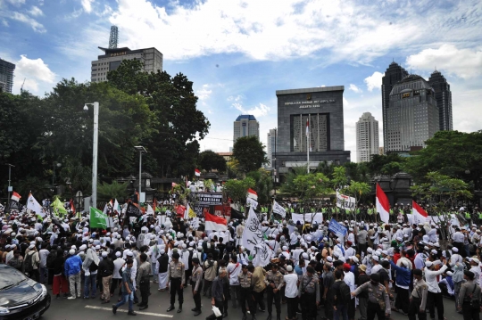 Lautan massa FPI kawal pemeriksaan Habib Rizieq di Polda Metro Jaya