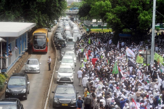 Lautan massa FPI kawal pemeriksaan Habib Rizieq di Polda Metro Jaya