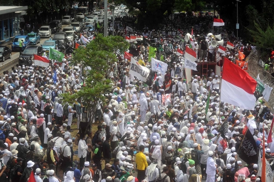 Lautan massa FPI kawal pemeriksaan Habib Rizieq di Polda Metro Jaya