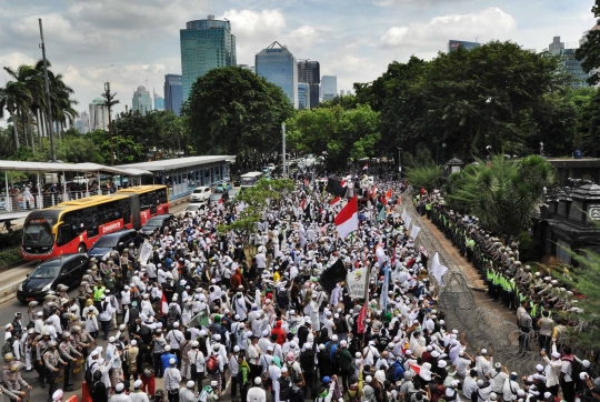 Lautan massa FPI kawal pemeriksaan Habib Rizieq di Polda Metro Jaya