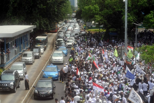 Lautan massa FPI kawal pemeriksaan Habib Rizieq di Polda Metro Jaya