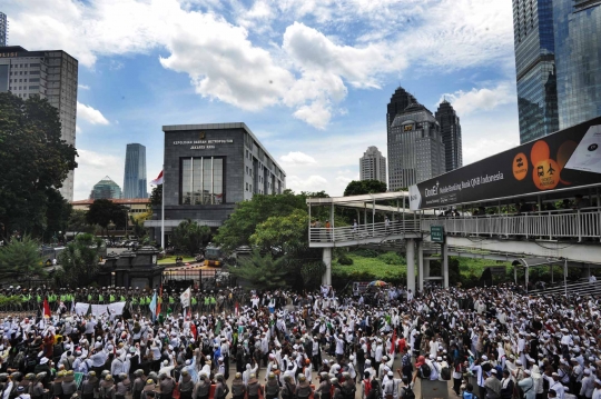 Lautan massa FPI kawal pemeriksaan Habib Rizieq di Polda Metro Jaya