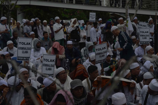 Massa FPI kawal ketat pemeriksaan Habib Rizieq