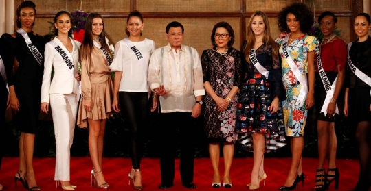 Wajah tegang Duterte saat dikelilingi kontestan Miss Universe