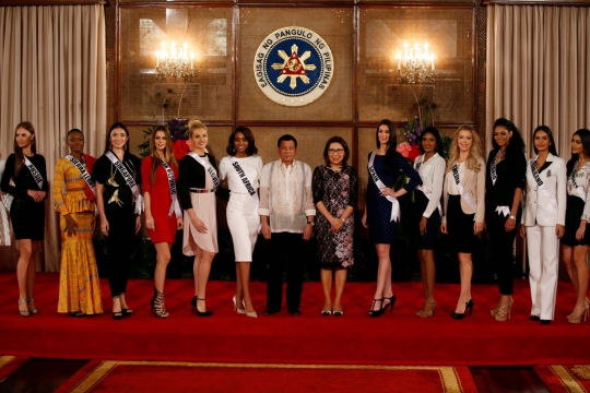 Wajah tegang Duterte saat dikelilingi kontestan Miss Universe