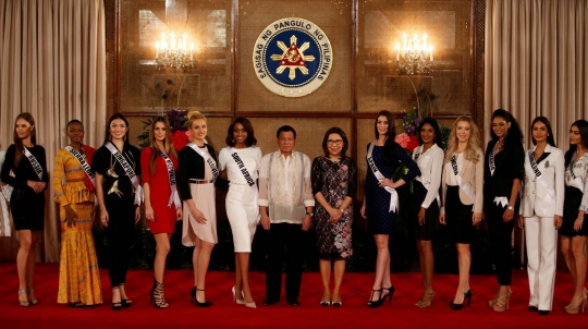 Wajah tegang Duterte saat dikelilingi kontestan Miss Universe