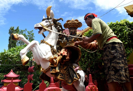 Kesibukan warga Bali percantik kuil jelang Imlek