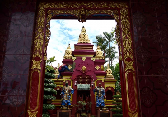 Kesibukan warga Bali percantik kuil jelang Imlek