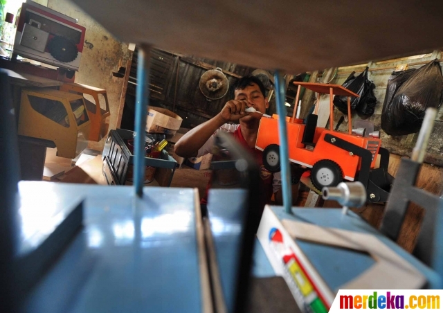 Foto Melihat pembuat mainan  dari  limbah  kayu di Pondok 