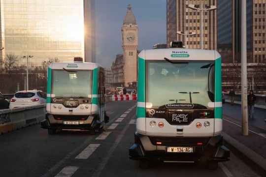 Asyiknya berkeliling Paris dengan bus tanpa sopir