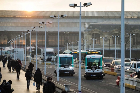 Asyiknya berkeliling Paris dengan bus tanpa sopir