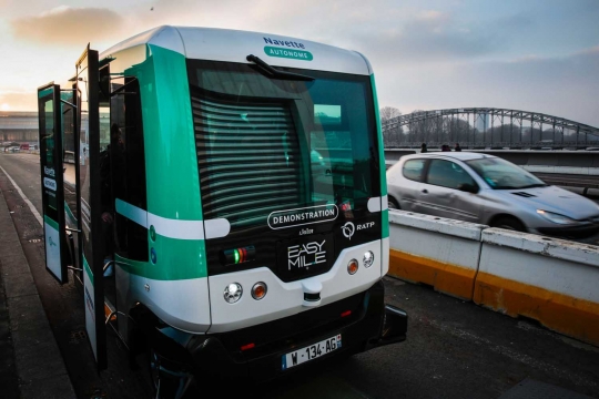 Asyiknya berkeliling Paris dengan bus tanpa sopir