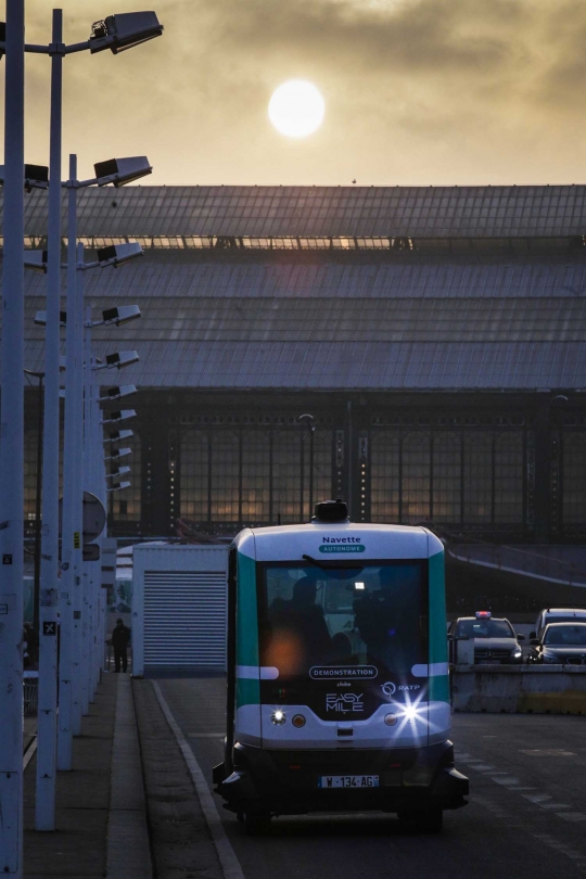 Asyiknya berkeliling Paris dengan bus tanpa sopir