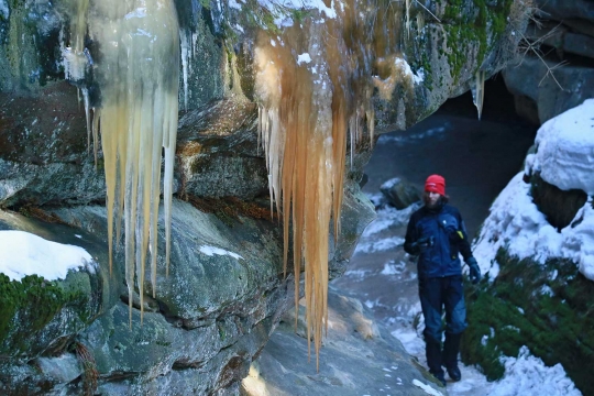 Pesona air terjun oranye yang membeku di Republik Ceko