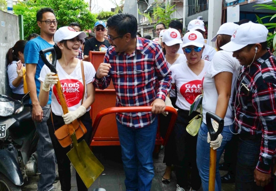 Kerja bakti bareng warga Gunung Sahari, Djarot tarik gerobak sampah