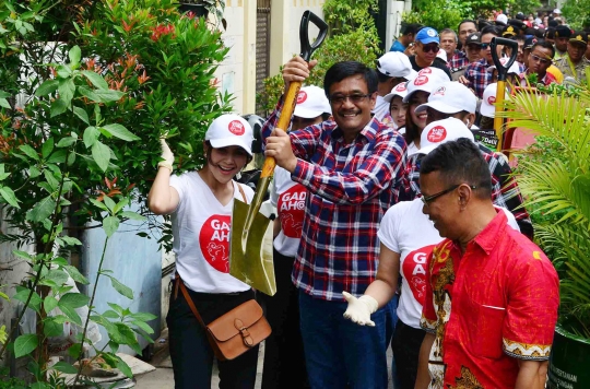 Kerja bakti bareng warga Gunung Sahari, Djarot tarik gerobak sampah