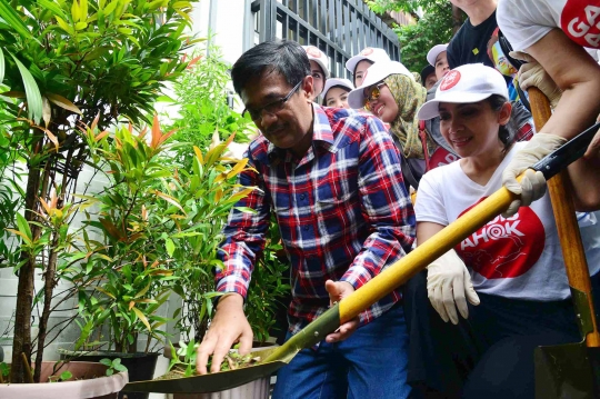 Kerja bakti bareng warga Gunung Sahari, Djarot tarik gerobak sampah