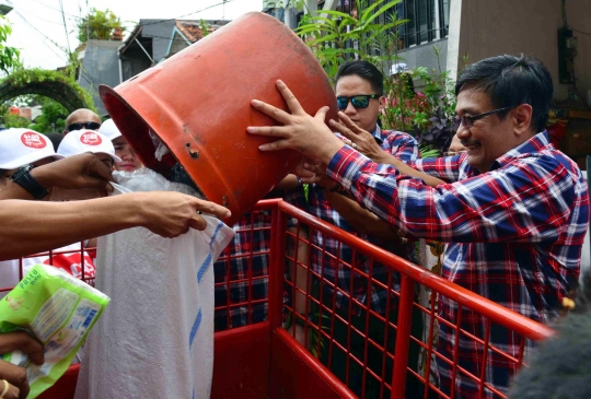 Kerja bakti bareng warga Gunung Sahari, Djarot tarik gerobak sampah