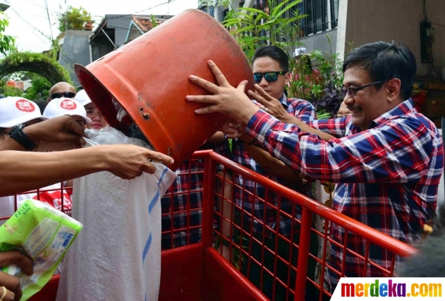 Foto Kerja bakti bareng warga Gunung Sahari, Djarot tarik gerobak