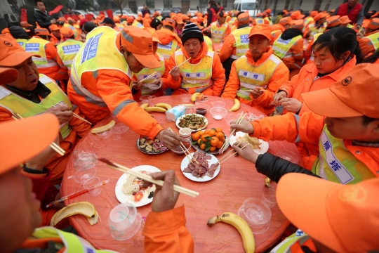 Sambut Festival Musim Semi, ratusan petugas kebersihan makan bersama